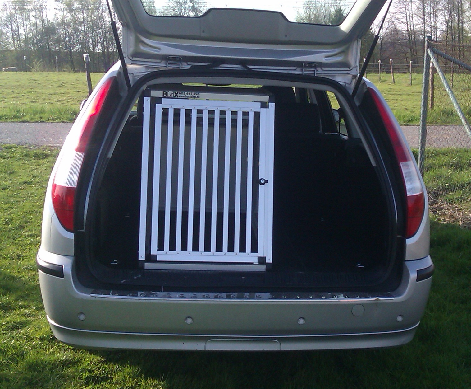 Box4Dogs přepravní klec do auta - Ford Mondeo