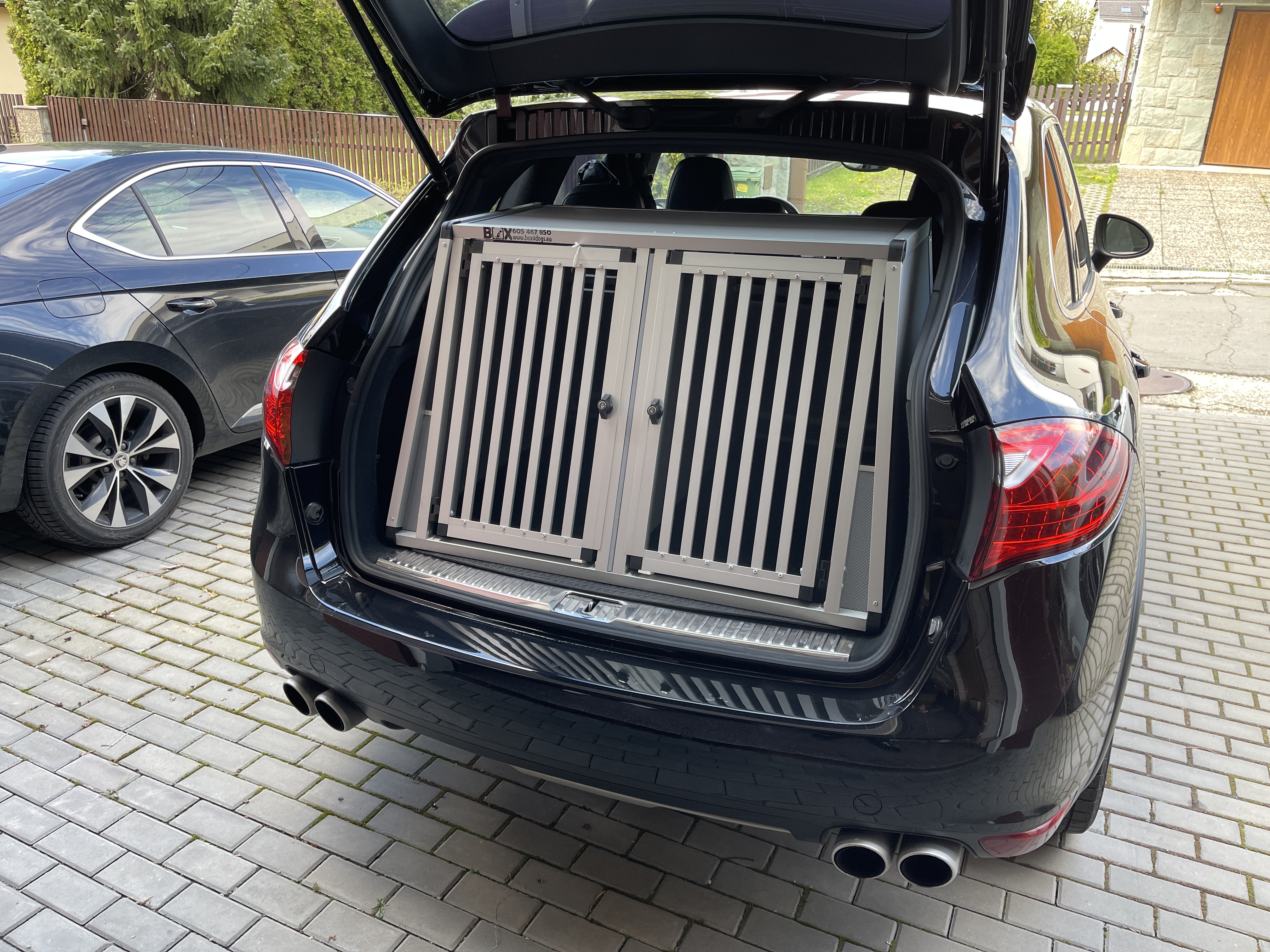 Box4Dogs přepravní klec do auta - Porsche Cayenne