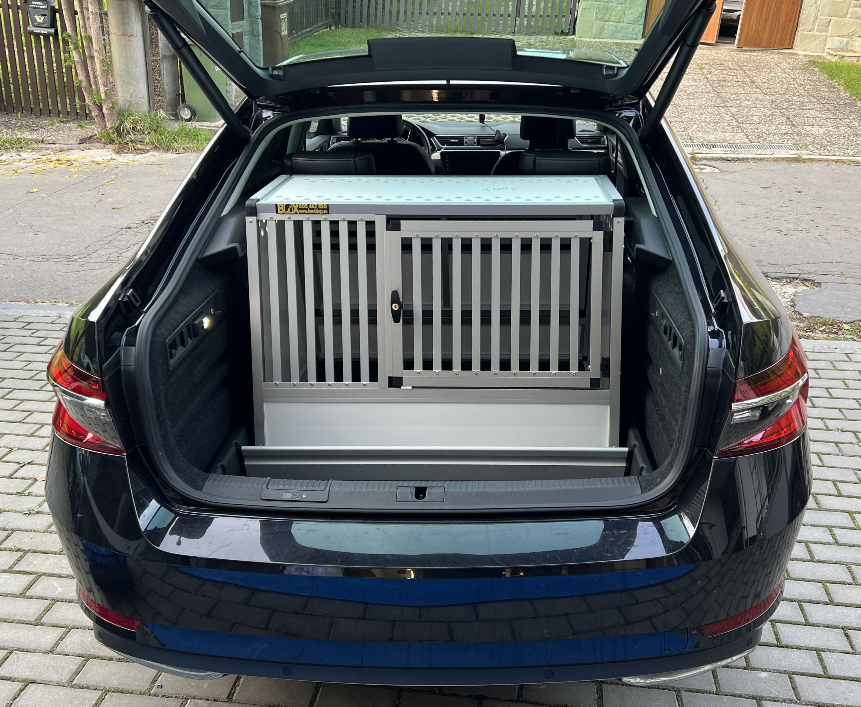 Box4Dogs přepravní klec do auta - Škoda Superb III 