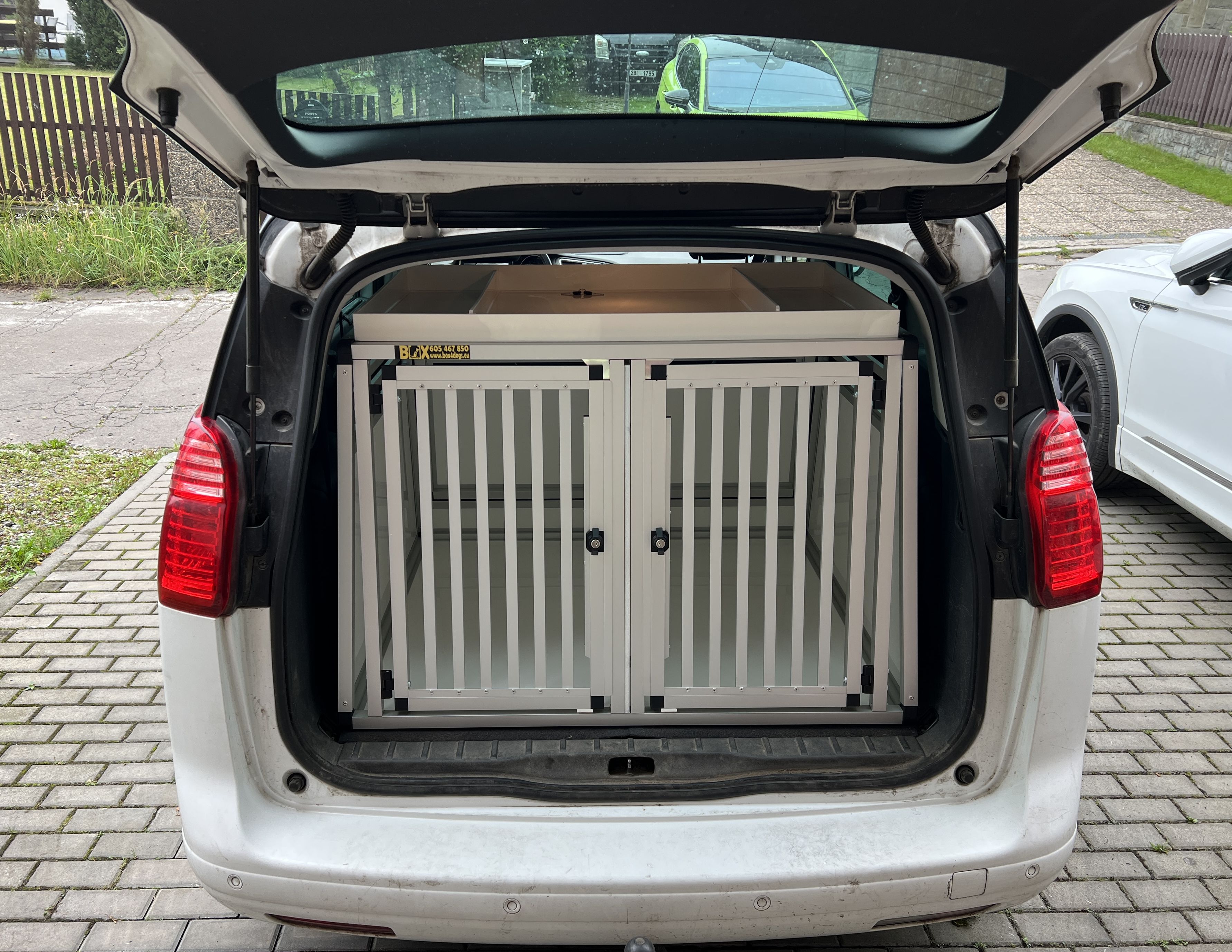 Box4Dogs přepravní klec do auta - Peugeot 5008