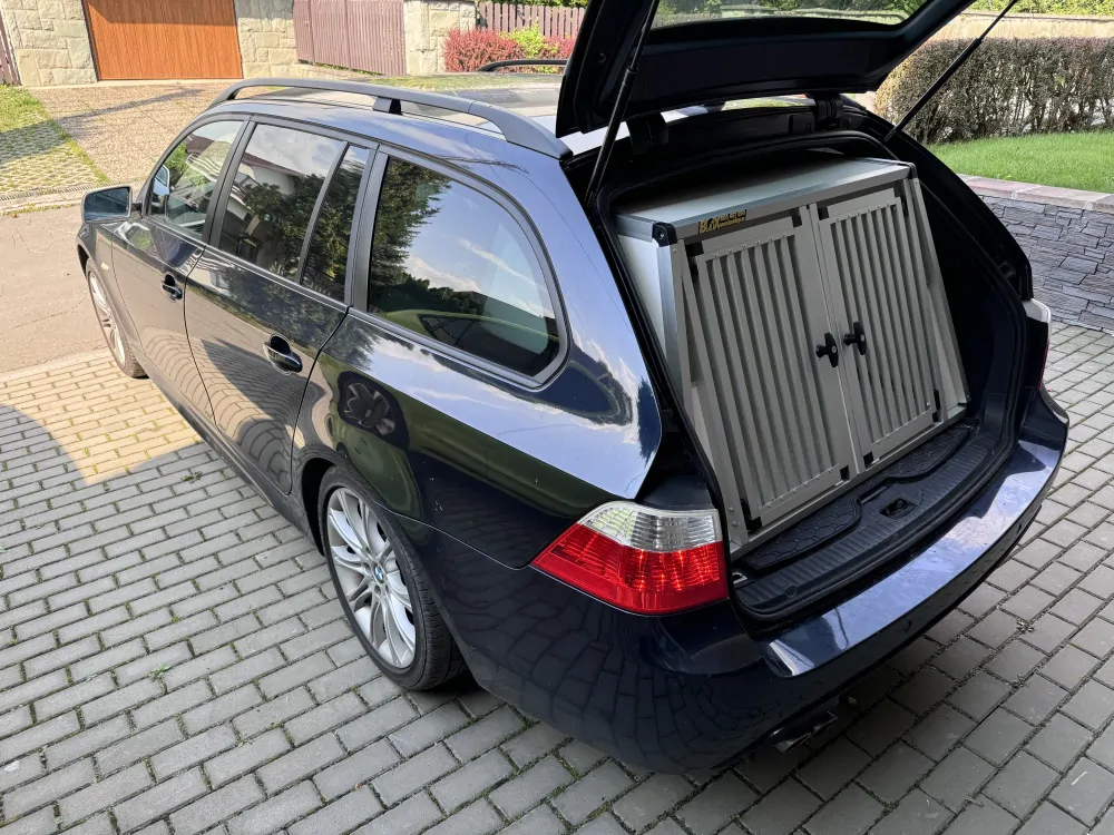 Box4Dogs přepravní klec do auta - BMW 530 xd