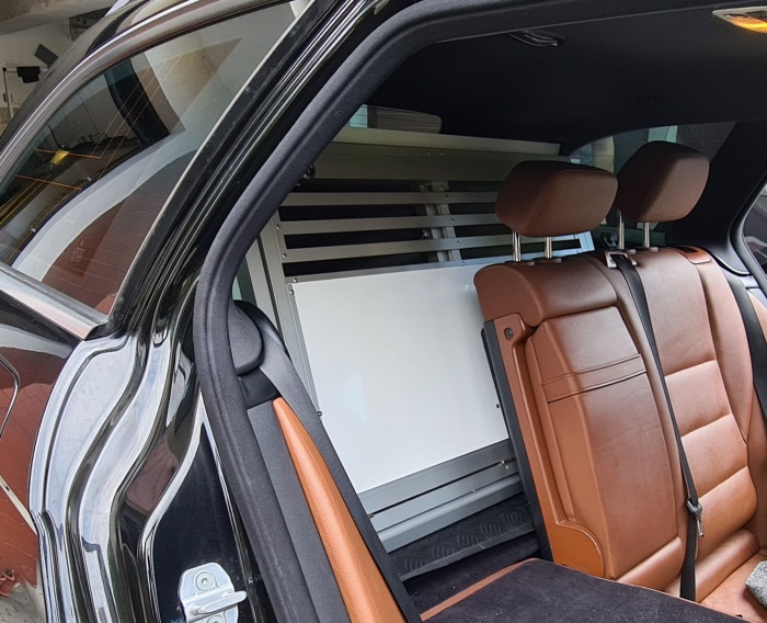 Box4Dogs přepravní klec do auta - Mercedes C320