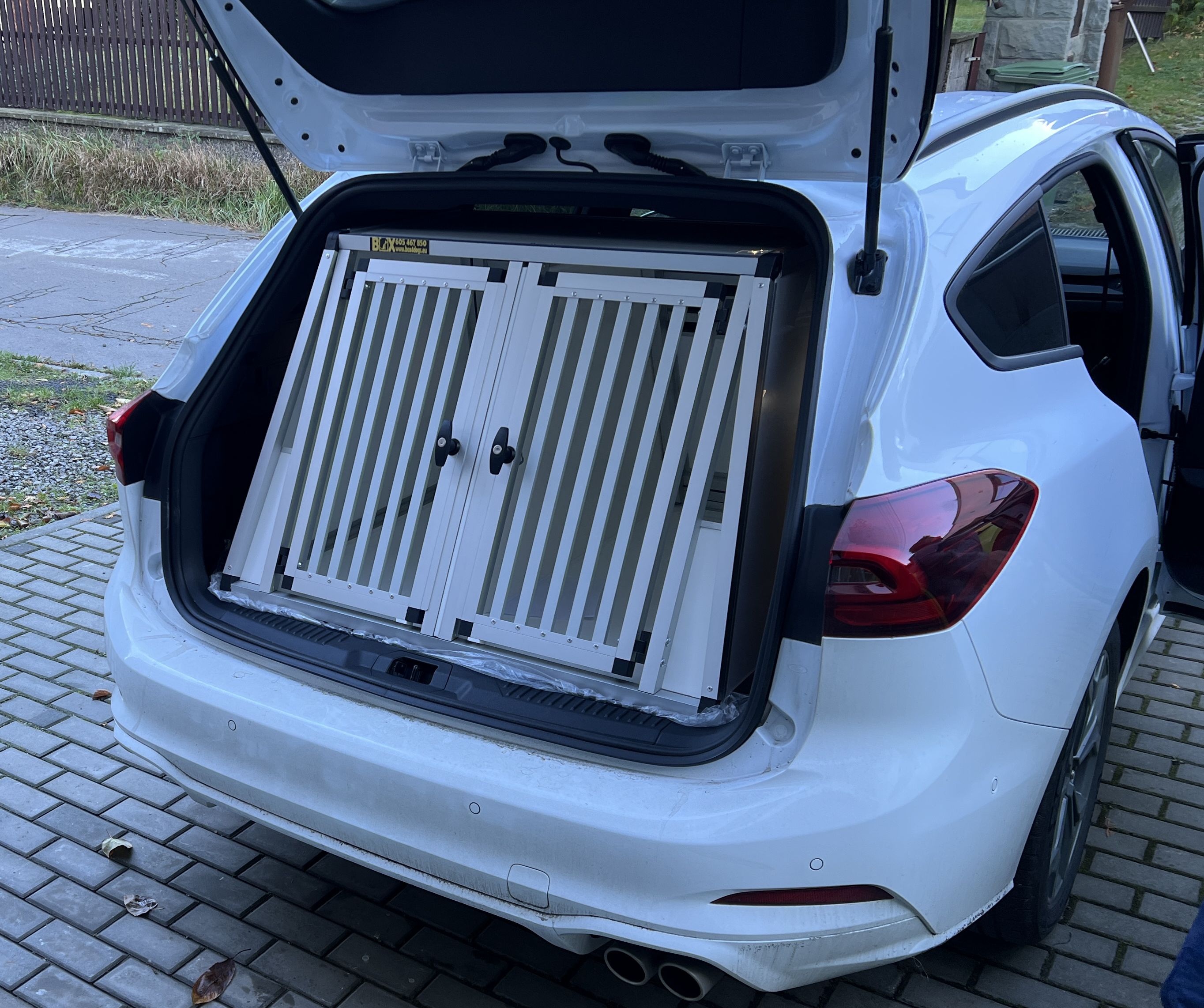 Box4Dogs přepravní klec do auta - Ford Focus