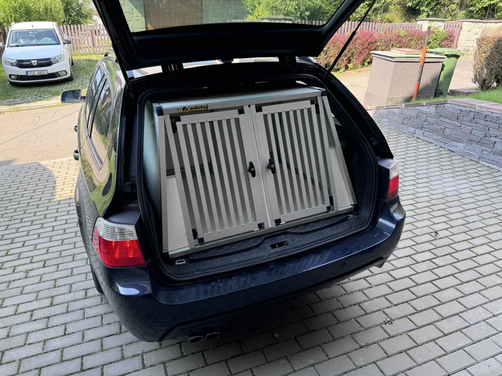 Box4Dogs přepravní klec do auta - BMW 530 xd