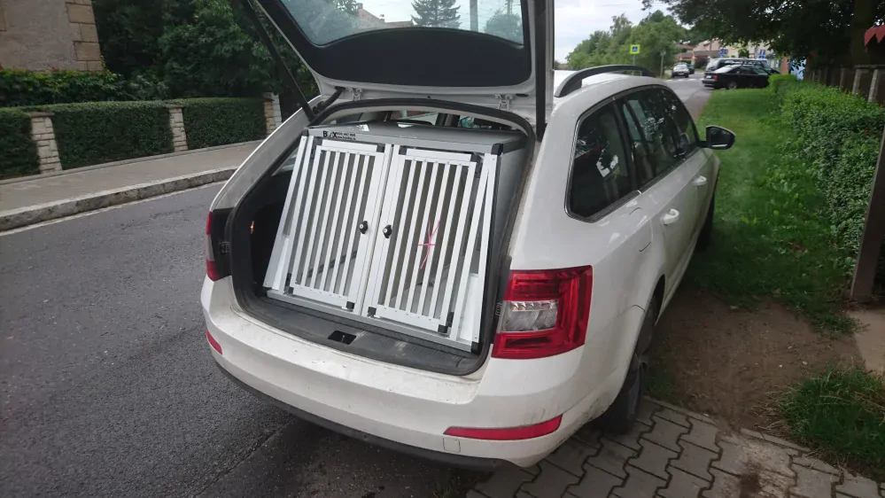 Box4Dogs přepravní klec do auta - Škoda Octavia III