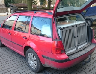 Box4Dogs přepravní klec do auta - Volkswagen Golf