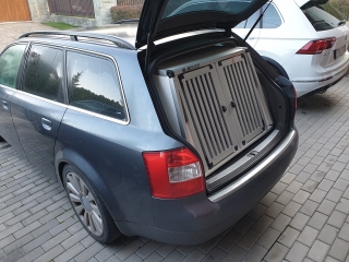 Box4Dogs přepravní klec do auta - AUDI A4 