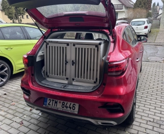 Box4Dogs přepravní klec do auta - MG -ZS 2024